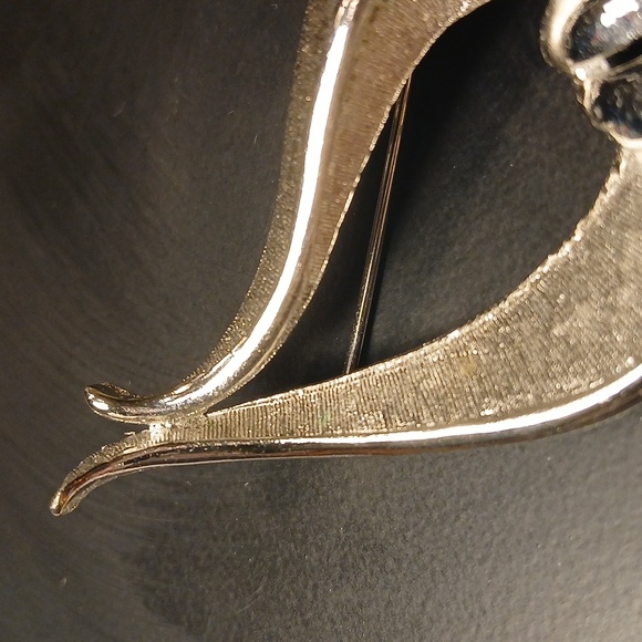 Vintage Silvertone Swirl Brooch Pin Womens Costume Jewelry - Picture 3 of 12